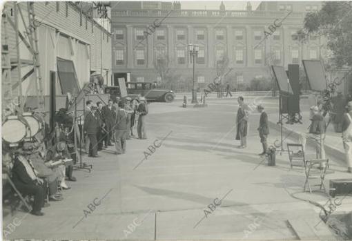Mientras se preparan los aparatos para una escena, Charlot acude a un grupo, donde están Harry D'Arrast, Ralph Barton y Edgar Neville -nuestro corresponsal- a los que cuenta anécdotas graciosas
